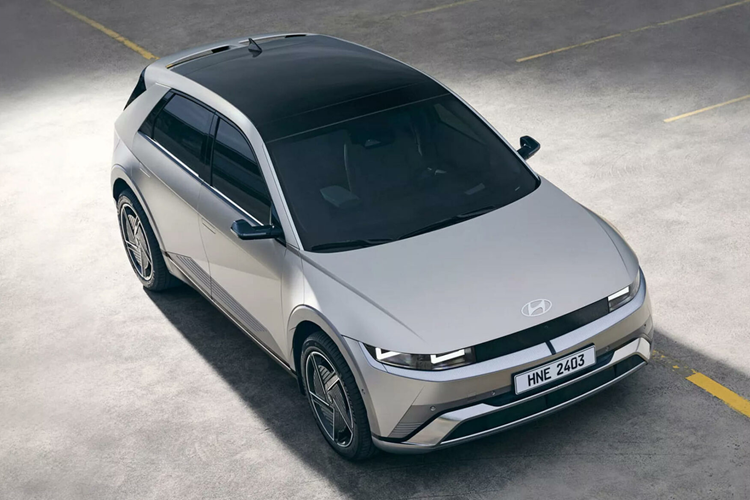 Trước đây, Ioniq 5 dùng pin 77,4 kWh từng được ghi nhận có phạm vi hoạt động 488 km theo chu trình EPA hoặc 507 km theo chu trình WLTP. Hyundai cũng không đề cập đến bất kỳ thay đổi nào đối với hệ truyền động điện dùng cho xe.