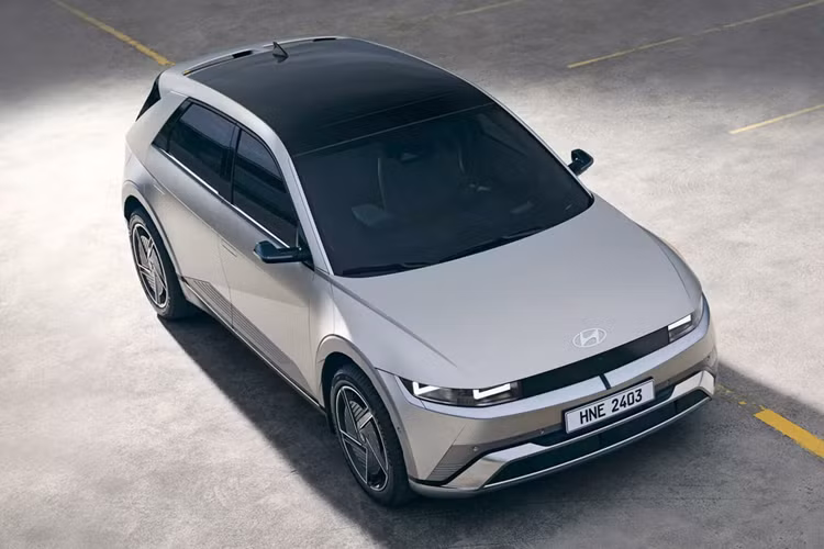 Trước đây, Ioniq 5 dùng pin 77,4 kWh từng được ghi nhận có phạm vi hoạt động 488 km theo chu trình EPA hoặc 507 km theo chu trình WLTP. Hyundai cũng không đề cập đến bất kỳ thay đổi nào đối với hệ truyền động điện dùng cho xe.