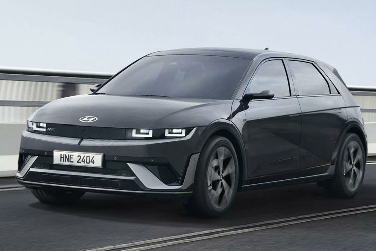 Ngoài ra còn có thêm cần gạt nước phía sau, cánh lướt gió phía sau lớn hơn đã được kéo dài thêm 50 mm và bộ mâm mới có thiết kế hiệu quả hơn về khí động học. Muốn khác biệt hơn nữa, khách hàng cần tìm đến bản Ioniq 5 N Line, một sự bổ sung thú vị cho dòng xe điện Hyundai Ioniq 5.