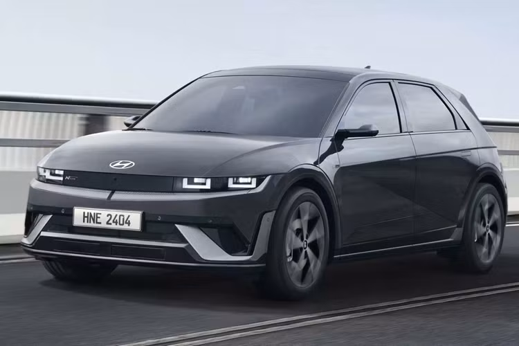 Ngoài ra còn có thêm cần gạt nước phía sau, cánh lướt gió phía sau lớn hơn đã được kéo dài thêm 50 mm và bộ mâm mới có thiết kế hiệu quả hơn về khí động học. Muốn khác biệt hơn nữa, khách hàng cần tìm đến bản Ioniq 5 N Line, một sự bổ sung thú vị cho dòng xe điện Hyundai Ioniq 5.