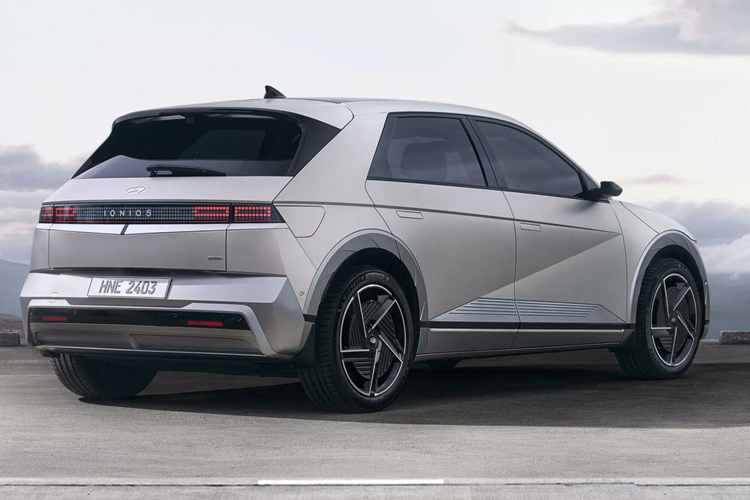 Vẻ bề ngoài của Hyundai Ioniq 5 2025 mới vẫn giữ nguyên những nét đặc trưng, chỉ được thay đổi chủ yếu ở phần cản trước và sau. Các chi tiết này giờ đây đã được đơn giản hóa và rộng hơn trước, góp phần tạo ấn tượng bề thế hơn cho xe và làm tăng chiều dài thân xe thêm 20 mm.