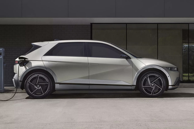 Phiên bản đời mới 2025 của Ioniq 5 có bộ pin 84 kWh lớn hơn pin 77,4 kWh của mẫu cũ và ngang với loại đang được dùng cho chiếc Ioniq 5 N đầu bảng. Hyundai vẫn chưa công bố số liệu chính thức nhưng chắc chắn sự thay đổi này sẽ làm tăng quãng đường di chuyển tối đa cho xe.