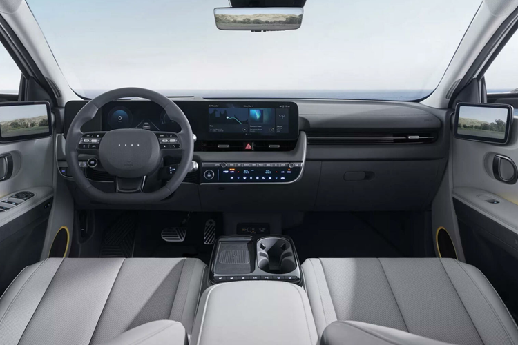 Bản này sở hữu bộ bodykit được thiết kế riêng, cản trước và sau có cánh tà sáng màu lấy cảm hứng từ Ioniq 5 N, chắn bùn cùng màu thân xe, ốp sườn được tinh chỉnh và bộ mâm hợp kim 20 inch kiểu mới. Trên thân xe cũng có huy hiệu N Line đặt tại nhiều vị trí.