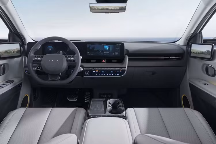 Bản này sở hữu bộ bodykit được thiết kế riêng, cản trước và sau có cánh tà sáng màu lấy cảm hứng từ Ioniq 5 N, chắn bùn cùng màu thân xe, ốp sườn được tinh chỉnh và bộ mâm hợp kim 20 inch kiểu mới. Trên thân xe cũng có huy hiệu N Line đặt tại nhiều vị trí.