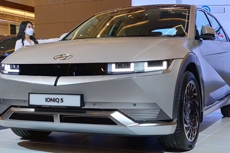 Khu vực điều khiển điều hòa và thông tin giải trí đã được thiết kế lại để vận hành dễ dàng hơn và vô-lăng có “đèn pixel tương tác”. Hệ thống giải trí mới được Hyundai gọi là “Navigation Cockpit” có thể cập nhật không dây. Những nâng cấp hữu ích khác bao gồm trang bị an toàn nâng cao, chức năng gập hàng ghế sau từ xa và camera hành trình tích hợp.