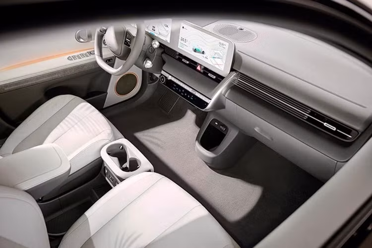 Hyundai cũng đề cập đến “trải nghiệm lái năng động”, cho thấy bản này có vẻ được cải tiến về một số chi tiết ở khung gầm, tương tự như các mẫu xe N Line khác. Đối với Ioniq 5 2025 tiêu chuẩn, nội thất cũng được cải thiện nhờ sự xuất hiện của nút bấm vật lý trên bảng điều khiển, dùng để chỉnh các tính năng sưởi và làm mát trên ghế, vô-lăng, hỗ trợ đỗ xe…