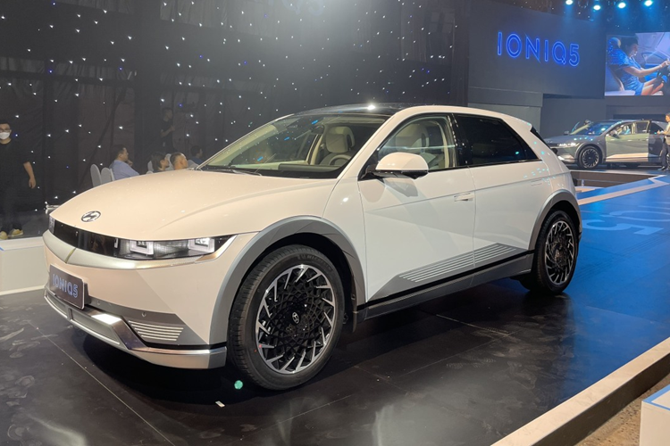 Bấy lâu nay các xe Ioniq 5 có nhiều cấu hình, từ mô-tơ đơn dẫn động cầu sau mạnh 125 kW (170 mã lực) cho đến mô-tơ kép dẫn động 4 bánh mạnh 239 kW (325 mã lực). Ioniq 5 N mạnh 478 kW (650 mã lực) thì không tính.