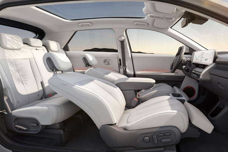 Những tính năng này đều có thể chỉnh được trong giao diện phần mềm của màn hình giải trí, nhưng Hyundai cho rằng bổ sung thêm nút vật lý để chỉnh nhanh những tính năng thường dùng nhất sẽ là hợp lý hơn. Bệ sạc không dây đã được di chuyển cao hơn bên cạnh các ngăn đựng cốc được sắp xếp theo chiều dọc.