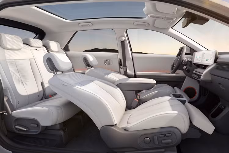 Những tính năng này đều có thể chỉnh được trong giao diện phần mềm của màn hình giải trí, nhưng Hyundai cho rằng bổ sung thêm nút vật lý để chỉnh nhanh những tính năng thường dùng nhất sẽ là hợp lý hơn. Bệ sạc không dây đã được di chuyển cao hơn bên cạnh các ngăn đựng cốc được sắp xếp theo chiều dọc.