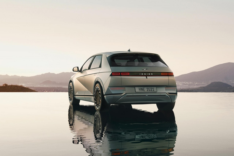 Mức giá xe Hyundai Ioniq 5 2025 tại Hàn Quốc chưa công bố, nó sẽ có mặt tại đại lý bắt đầu từ tháng 3 này, sau đó sẽ dần dần đưa đến các thị trường khác trên toàn cầu trong thời gian còn lại của năm nay.