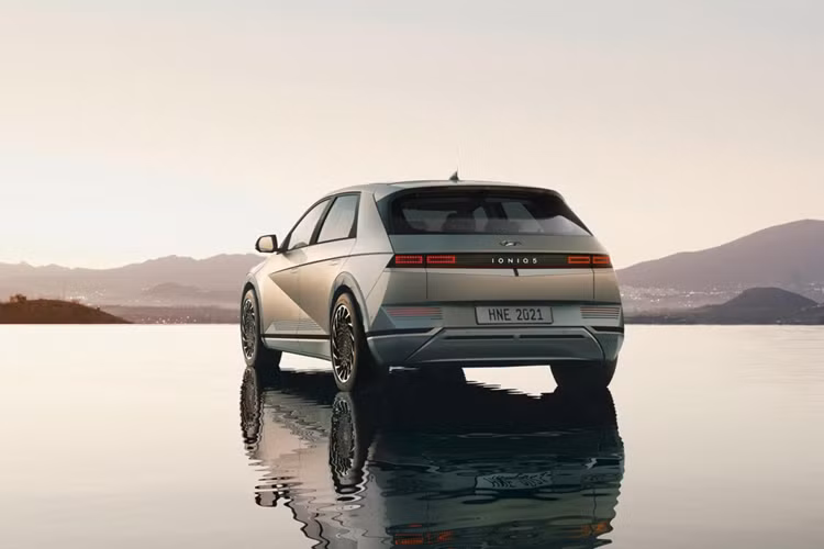 Mức giá xe Hyundai Ioniq 5 2025 tại Hàn Quốc chưa công bố, nó sẽ có mặt tại đại lý bắt đầu từ tháng 3 này, sau đó sẽ dần dần đưa đến các thị trường khác trên toàn cầu trong thời gian còn lại của năm nay.