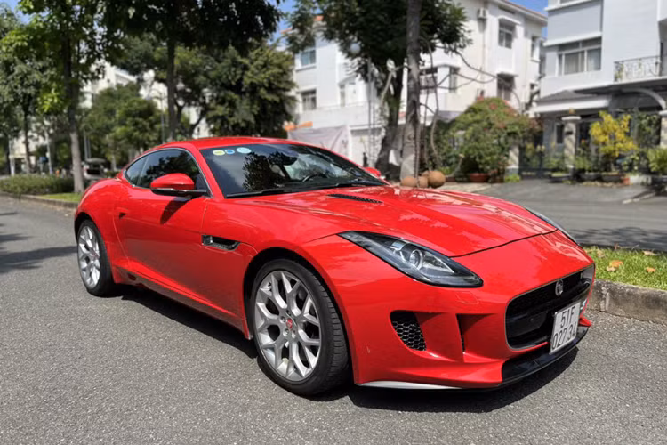 Chiếc Jaguar F-Type S bản coupe rất khó để bắt gặp trên đường bởi số lượng xe tại Việt Nam khá hiếm, chỉ trên đầu ngon tay. Vậy nên, số lượng Jaguar F-Type S giao dịch mua bán trên sàn xe cũ cũng trở nên ít ỏi.