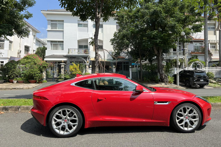 Đến năm 2013, Jaguar F Type được bình chọn với danh hiệu “Thiết kế của năm” trong lĩnh vực ôtô. Jaguar F Type S trong bài này được sản xuất năm 2015 và nhập khẩu chính hãng. Theo một số thông tin, thời điểm nhập khẩu có 2 phiên bản F Type gồm S và R.