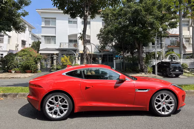 Đến năm 2013, Jaguar F Type được bình chọn với danh hiệu “Thiết kế của năm” trong lĩnh vực ôtô. Jaguar F Type S trong bài này được sản xuất năm 2015 và nhập khẩu chính hãng. Theo một số thông tin, thời điểm nhập khẩu có 2 phiên bản F Type gồm S và R.