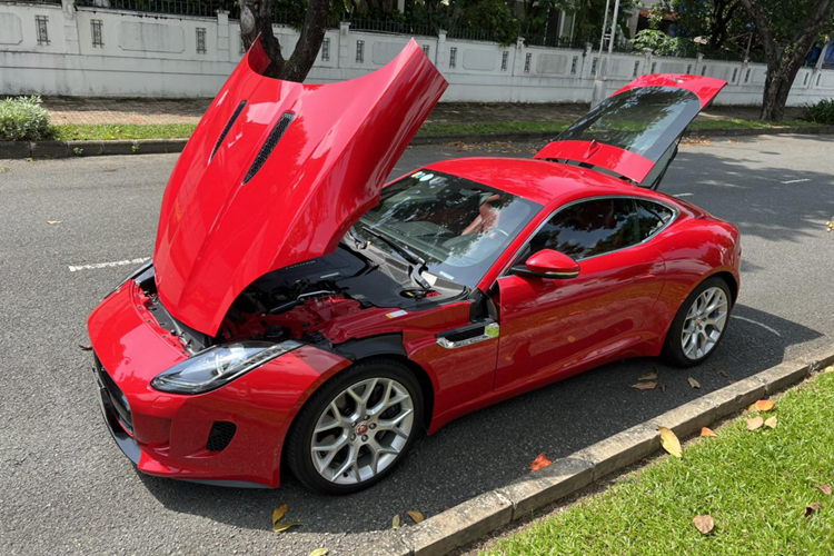 Sau 9 năm lăn bánh trên đường nhưng đây vẫn là chiếc Jaguar F Type S có số odo thấp nhất so với các “anh em” đang được giao dịch trên thị trường. Jaguar F Type S dành cho những ai yêu thích cảm xúc tăng tốc của xe thể thao và sự khác biệt cùng phong cách cá tính riêng.