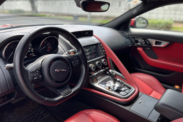 Khi được ra mắt tại Việt Nam, giá xe Jaguar F Type S từ 7 tỷ đồng và để lăn bánh tại TP.HCM sẽ phải tốn gần 900 triệu đồng. Tuy nhiên, bây giờ mức giá để sở hữu mẫu xe thể thao hiếm có này thấp hơn rất nhiều. Kích thước tổng thể của F Type có dài x rộng x cao lần lượt là 4.470 x 1.923 x 1.296 (mm); chiều dài cơ sở 2.622 mm.