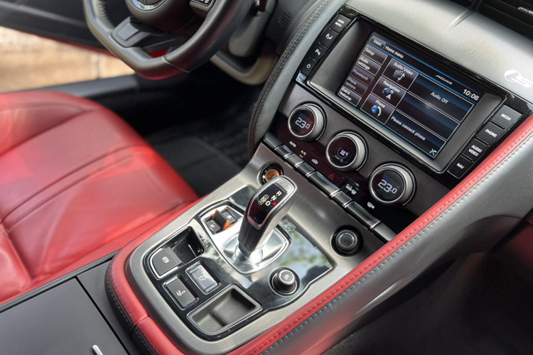 Đồng thời tạo hình mập mạp hơn vuốt nhọn dần về phía đuôi xe. Tay nắm cửa được làm ẩn vào bên trong nhằm tối ưu tính khí động học. Jaguar F Type S trang bị bộ mâm kích thước 19 inch đa chấu kép sơn màu xám, cùng với đó là bộ phanh gốm hiệu suất cao, đường kính 380 mm phía trước và phía sau 325 mm.