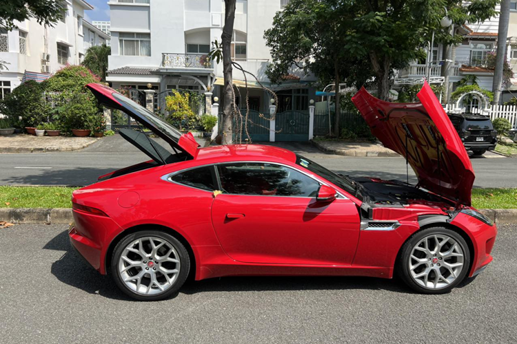 Xe trang bị khối động cơ siêu nạp V6 dung tích 3.0L, sản sinh công suất 380 mã lực và mô-men xoắn 450 Nm; kết hợp với hộp số tự động 8 cấp. Xe có 3 chế độ lái Normal – Snow – Sport. Tốc độ tối đa của Jaguar F Type S đạt 275 km/h và khả năng tăng tốc trong 5 giây từ 0-100 km/h.