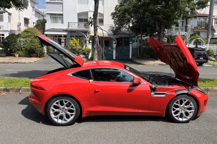 Xe trang bị khối động cơ siêu nạp V6 dung tích 3.0L, sản sinh công suất 380 mã lực và mô-men xoắn 450 Nm; kết hợp với hộp số tự động 8 cấp. Xe có 3 chế độ lái Normal – Snow – Sport. Tốc độ tối đa của Jaguar F Type S đạt 275 km/h và khả năng tăng tốc trong 5 giây từ 0-100 km/h.