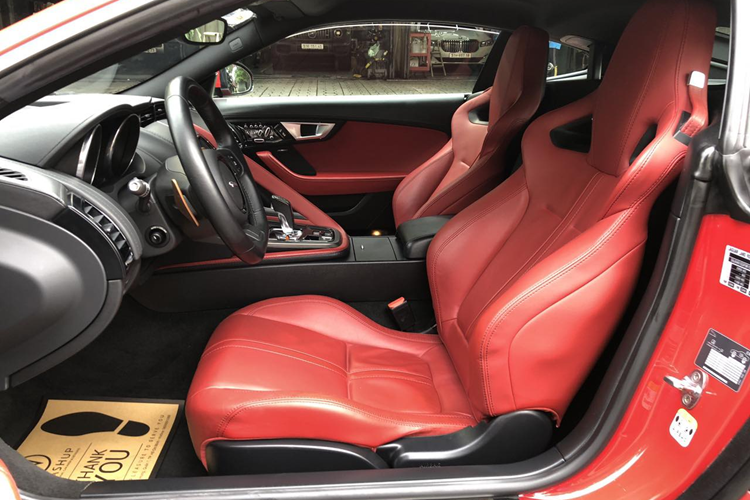 Ống xả cũng có tính năng điều chỉnh on hoặc off. Nội thất của Jaguar F Type S dù đã 9 năm nhưng vẫn giữ nguyên độ mới. Các chất liệu không có sự xuống cấp như ghế lái, chi tiết mặt da, các phím bấm, cần số, vô lăng…