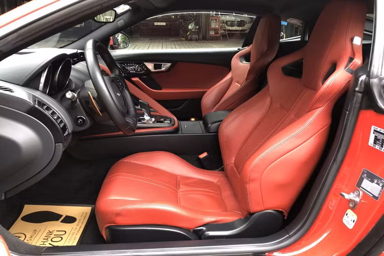 Ống xả cũng có tính năng điều chỉnh on hoặc off. Nội thất của Jaguar F Type S dù đã 9 năm nhưng vẫn giữ nguyên độ mới. Các chất liệu không có sự xuống cấp như ghế lái, chi tiết mặt da, các phím bấm, cần số, vô lăng…
