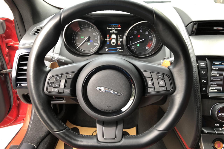 Phần đuôi xe nổi bật với cụm đèn hậu dạng LED thiết kế vuốt ngang mang phong cách Jaguar. Cản sau có điểm nhấn là cặp ống xả kép đặt giữa. Cánh gió nằm ẩn bên dưới có thể tự động đóng/mở khi xe chạy tốc độ 100 km/h nhằm tăng lực ép xuống mặt đường. Khi xe chạy dưới 65 km/h cánh gió sẽ tự đóng xuống.