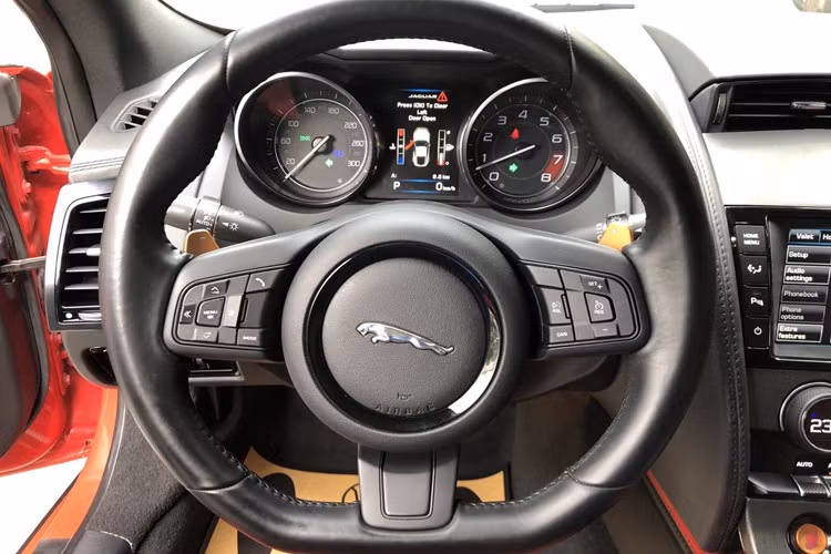 Phần đuôi xe nổi bật với cụm đèn hậu dạng LED thiết kế vuốt ngang mang phong cách Jaguar. Cản sau có điểm nhấn là cặp ống xả kép đặt giữa. Cánh gió nằm ẩn bên dưới có thể tự động đóng/mở khi xe chạy tốc độ 100 km/h nhằm tăng lực ép xuống mặt đường. Khi xe chạy dưới 65 km/h cánh gió sẽ tự đóng xuống.