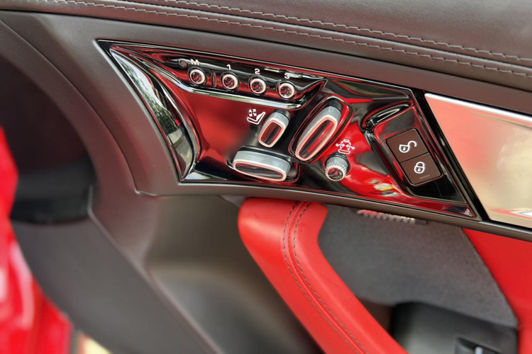 Ngoại thất của F Type S nổi bật với màu sơn đỏ và những đường cong quyến rũ kết hợp những nét thẳng tăng chất thể thao, mạnh mẽ và quyến rũ. Đầu xe nổi bật với lưới tản nhiệt đặc trưng thương hiệu Jaguar với hai tầng riêng biệt; cạnh bên là hốc thoát khí. Phần hông của F Type S mang mềm mại hơn nhờ vào việc không có bất kỳ đường dập nổi nào.