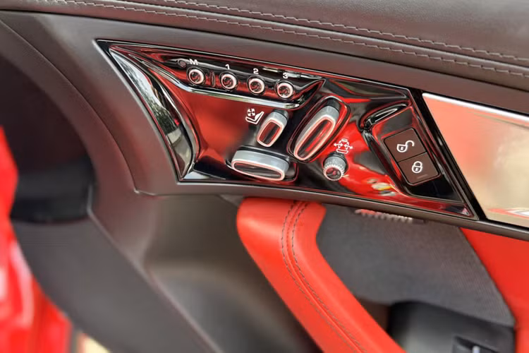 Ngoại thất của F Type S nổi bật với màu sơn đỏ và những đường cong quyến rũ kết hợp những nét thẳng tăng chất thể thao, mạnh mẽ và quyến rũ. Đầu xe nổi bật với lưới tản nhiệt đặc trưng thương hiệu Jaguar với hai tầng riêng biệt; cạnh bên là hốc thoát khí. Phần hông của F Type S mang mềm mại hơn nhờ vào việc không có bất kỳ đường dập nổi nào.