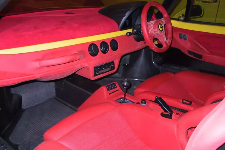 Nằm chen chúc trong 1 loạt xe đều được sơn màu vàng hiếu chiến, chiếc siêu xe Ferrari F50 này nổi bật lên hẳn nhờ thiết kế vô vùng đẹp mắt, thậm chí, nó còn được trang bị 1 nội thất màu đỏ, rất hiếm gặp ở thời điểm xe ra mắt, và tất nhiên, xe có tay lái nghịch, để Quốc vương Brunei dễ dàng điều khiển trên đường.