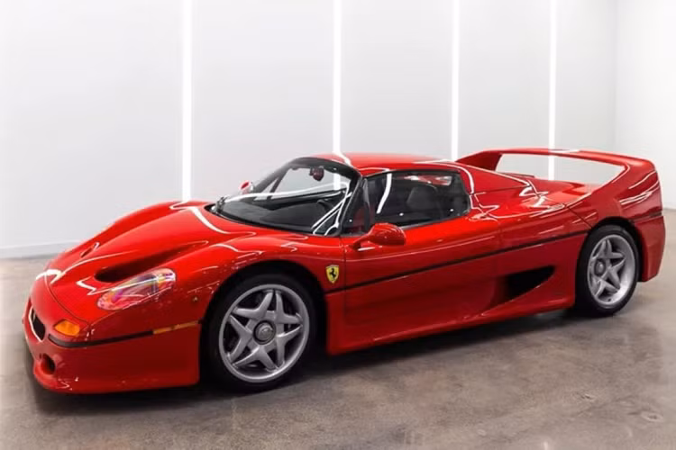 Ferrari đã tin tưởng giao nhiệm vụ tạo hình mẫu siêu xe kế nhiệm F40 cho hãng thiết kế Pininfarina nổi tiếng của Ý. Đây là một nhiệm vụ khó khăn vì siêu xe này ra đời nhằm kỷ niệm 50 thành lập thương hiệu Ferrari. Đó cũng là lý do vì sao siêu xe này được đặt tên là Ferrari F50.