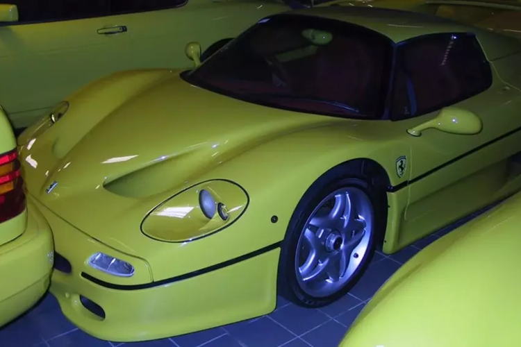 Mới đây, garage xe của Quốc Vương Brunei, lại 1 lần nữa gây rúng động giới truyền thông thế giới khi được chia sẻ chi tiết từng mẫu, trong số này, có sự xuất hiện của Ferrari F50 mang màu sơn vàng. Đây cũng chính là chiếc xe Ferrari F50 bí ẩn nhất thế giới.