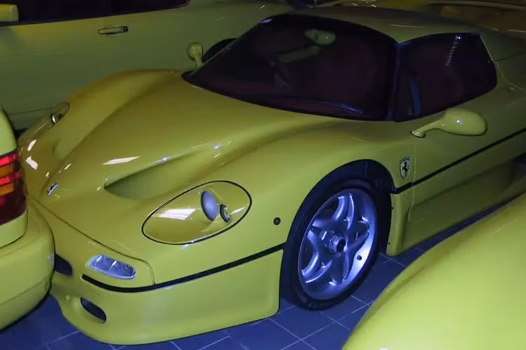 Mới đây, garage xe của Quốc Vương Brunei, lại 1 lần nữa gây rúng động giới truyền thông thế giới khi được chia sẻ chi tiết từng mẫu, trong số này, có sự xuất hiện của Ferrari F50 mang màu sơn vàng. Đây cũng chính là chiếc xe Ferrari F50 bí ẩn nhất thế giới.