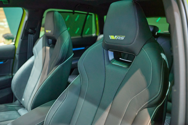 Màn hình trung tâm có kích thước 13 inch tích hợp toàn bộ các chức năng của xe cũng như có khả năng kết nối Apple CarPlay/Android Auto. Đồng hồ tốc độ là màn hình 5,3 inch có thể tùy biến nhiều kiểu thông tin và giao diện. Ghế lái chỉnh điện nhớ vị trí với tính năng sưởi và làm mát.