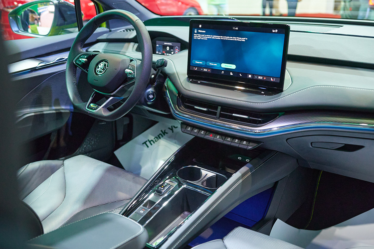 Đuôi xe thiết kế vát nhẹ về phía sau, kết hợp cùng cột C nghiêng tạo nét mượt mà, liền mạch. Cản sau thiết kế gọn gàng với tông đen tương phản. Bên trong nội thất của Enyaq iV rất tối giản, không có nhiều sự xuất hiện của nút bấm vật lý.