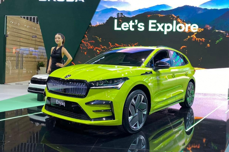 Ở mảng an toàn và hỗ trợ người lái, Skoda Enyaq iV sở hữu gói hệ thống hỗ trợ lái nâng cao, gồm hỗ trợ giữ làn đường, cảnh báo va chạm phía trước, phanh khẩn cấp tự động, camera 360 độ, cảnh báo điểm mù, camera hỗ trợ đỗ xe, Cruise Control, đèn tự động hay nhận diện biển báo.