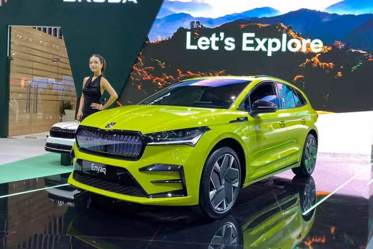 Ở mảng an toàn và hỗ trợ người lái, Skoda Enyaq iV sở hữu gói hệ thống hỗ trợ lái nâng cao, gồm hỗ trợ giữ làn đường, cảnh báo va chạm phía trước, phanh khẩn cấp tự động, camera 360 độ, cảnh báo điểm mù, camera hỗ trợ đỗ xe, Cruise Control, đèn tự động hay nhận diện biển báo.