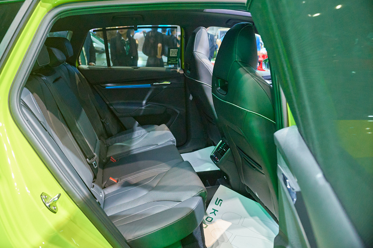 Các tiện nghi khác gồm sạc điện thoại không dây, kính lái kỹ thuật số HUD, cửa sổ trời toàn cảnh hay khả năng cập nhật phần mềm qua WiFi cho phép nâng cấp và bổ sung tính năng mới.