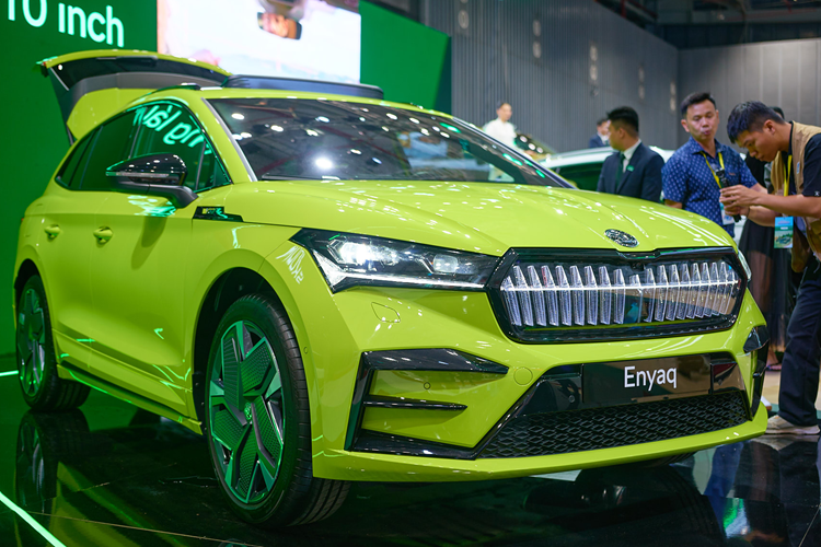 Skoda Enyaq iV 2025 mới có kích thước lần lượt 4.648 x 1.877 x 1.618 mm (DxRxC), chiều dài cơ sở 2.765 mm. Với những con số này, Skoda Enyaq iV nhỉnh hơn về chiều dài, chiều rộng nhưng thấp hơn một chút so với Hyundai Tucson (4.630 x 1.865 x 1.695 mm).