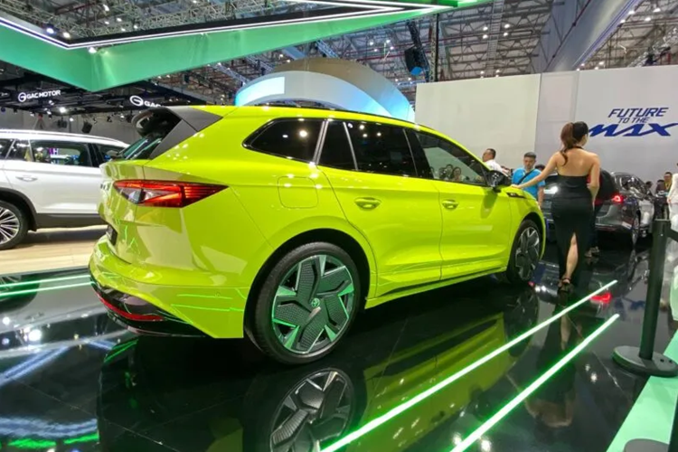 Khi Skoda công bố kế hoạch tham chiến Việt Nam hồi năm 2022, mức giá xe Skoda Enyaq iV chưa công bố nhưng được tiết lộ sẽ mở bán vào năm 2025 và sẽ được lắp ráp tại nhà máy ở Quảng Ninh. Tuy nhiên hiện chưa rõ liệu hãng CH Séc có thay đổi gì với kế hoạch này hay không.