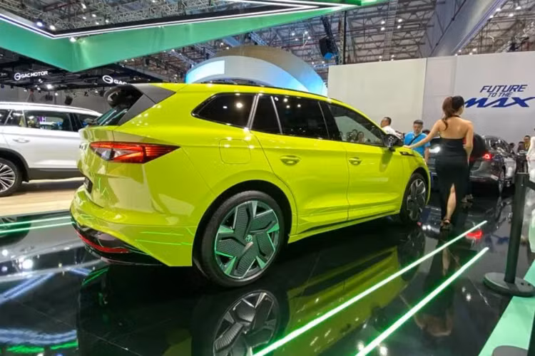 Khi Skoda công bố kế hoạch tham chiến Việt Nam hồi năm 2022, mức giá xe Skoda Enyaq iV chưa công bố nhưng được tiết lộ sẽ mở bán vào năm 2025 và sẽ được lắp ráp tại nhà máy ở Quảng Ninh. Tuy nhiên hiện chưa rõ liệu hãng CH Séc có thay đổi gì với kế hoạch này hay không.