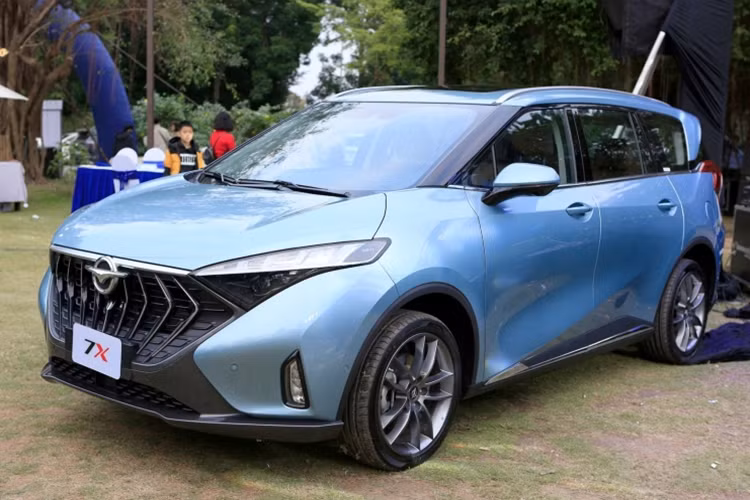 Ngoài ra, khách hàng còn được đại lý tặng thêm 1 voucher 1 năm sửa chữa và chăm sóc xe trị giá 36,5 triệu đồng. Như vậy, so với 2 đối thủ cùng phân khúc là Toyota Innova Cross (giá từ 810 - 990 triệu đồng) và Hyundai Custin (850 - 999 triệu đồng), Haima 7X rẻ hơn đáng kể.