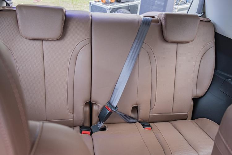 Xe có 2 chế độ lái Sport và Snow cùng lượng xăng tiêu thụ trung bình 8,3 lít/100 km. Cuối cùng là những trang bị an toàn như 6 túi khí, 6 cảm biến đỗ xe phía trước, 6 cảm biến đỗ xe phía sau, camera 360 độ, hỗ trợ khởi hành ngang dốc, phanh tay điện tử, tự động giữ phanh tạm thời, điều khiển hành trình