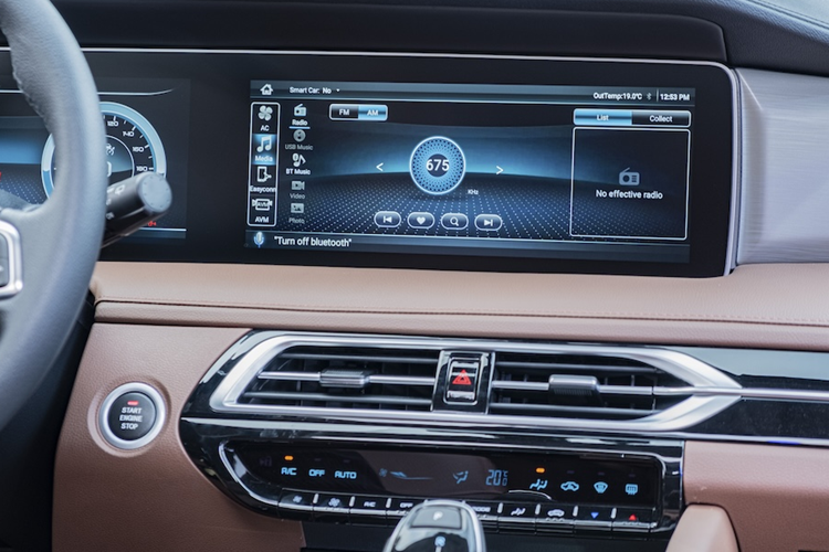 Như thông tin đã đưa, Haima 7X sở hữu kích thước dài x rộng x cao lần lượt là 4.815 x 1.874 x 1.720 mm và chiều dài cơ sở 2.860 mm. Mẫu xe này có chiều dài cơ sở tương đương Toyota Innova Cross nhưng ngắn hơn Hyundai Custin. Bên ngoài, mẫu ô tô Trung Quốc này không được thiết kế theo phong cách MPV lai SUV như hai đối thủ.