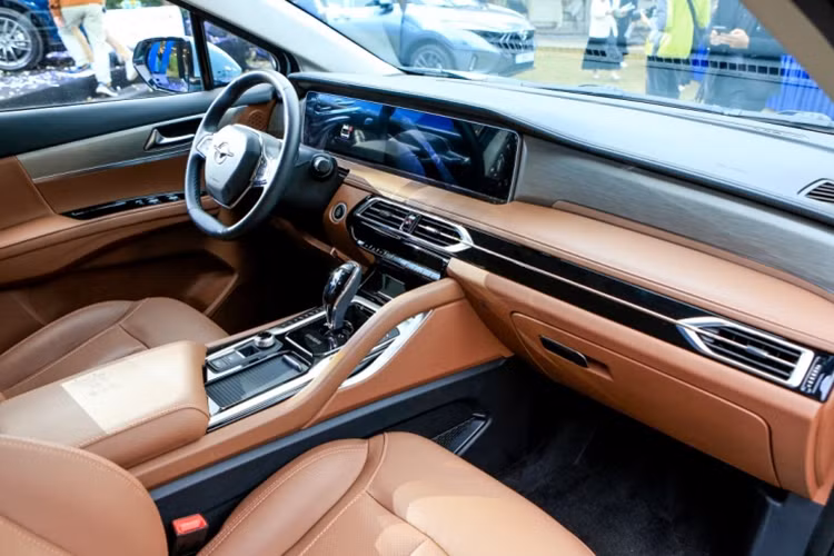 Dù giảm hơn 100 triệu đồng nhưng Haima 7X vẫn bị cho là khó bán tại Việt Nam. Nguyên nhân chủ yếu bắt nguồn từ yếu tố thương hiệu - điều rất quan trọng với khách hàng Việt Nam khi mua xe. Bên cạnh đó, Haima 7X còn sở hữu thiết kế chưa thực sự ấn tượng so với 2 đối thủ Hàn, Nhật.