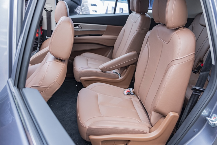 Hệ thống âm thanh 6 loa, 4 cổng USB, camera giám sát hàng ghế thứ 3 cũng như cửa sổ trời. "Trái tim" của Haima 7X là máy xăng 4 xi-lanh, tăng áp, dung tích 1.6L với công suất tối đa 182 mã lực và mô-men xoắn cực đại 280 Nm. Động cơ đi với hộp số tự động 6 cấp và hệ dẫn động cầu trước.