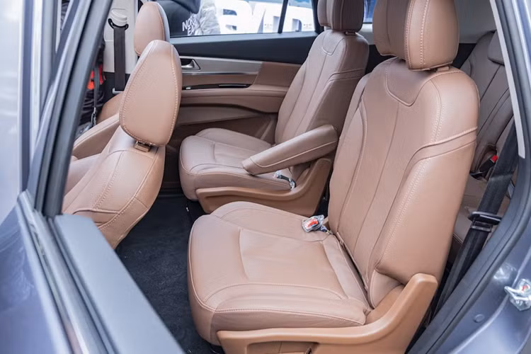 Hệ thống âm thanh 6 loa, 4 cổng USB, camera giám sát hàng ghế thứ 3 cũng như cửa sổ trời. "Trái tim" của Haima 7X là máy xăng 4 xi-lanh, tăng áp, dung tích 1.6L với công suất tối đa 182 mã lực và mô-men xoắn cực đại 280 Nm. Động cơ đi với hộp số tự động 6 cấp và hệ dẫn động cầu trước.