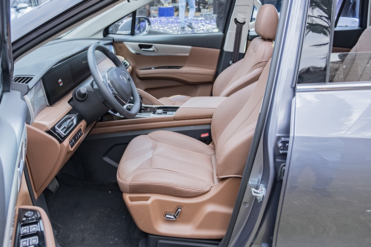 Ngoài ra, xe còn có vô lăng tích hợp phím chức năng, bảng đồng hồ kỹ thuật số và màn hình cảm ứng trung tâm cùng có kích thước 12,3 inch, điều hòa tự động 2 vùng độc lập với hệ thống lọc không khí, sạc không dây ở hàng ghế đầu, điều khiển bằng giọng nói, kết nối với điện thoại thông minh, hệ thống định vị GPS