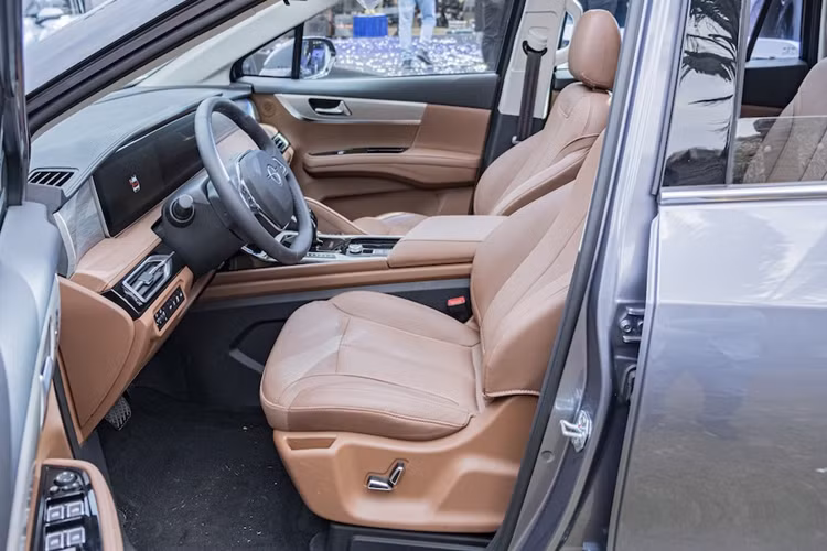 Ngoài ra, xe còn có vô lăng tích hợp phím chức năng, bảng đồng hồ kỹ thuật số và màn hình cảm ứng trung tâm cùng có kích thước 12,3 inch, điều hòa tự động 2 vùng độc lập với hệ thống lọc không khí, sạc không dây ở hàng ghế đầu, điều khiển bằng giọng nói, kết nối với điện thoại thông minh, hệ thống định vị GPS