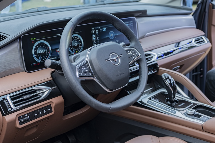 Thay vào đó, xe sở hữu thiết kế MPV truyền thống. Trang bị ngoại thất của Haima 7X gồm có đèn pha LED tự động bật/tắt với chế độ đèn chờ dẫn đường, đèn LED định vị ban ngày, gạt mưa tự động, gương chiếu hậu chỉnh điện/gập điện/sấy gương, cửa cốp chỉnh điện tích hợp cảm biến đá cốp, vành la-zăng 19 inch và thanh giá nóc.